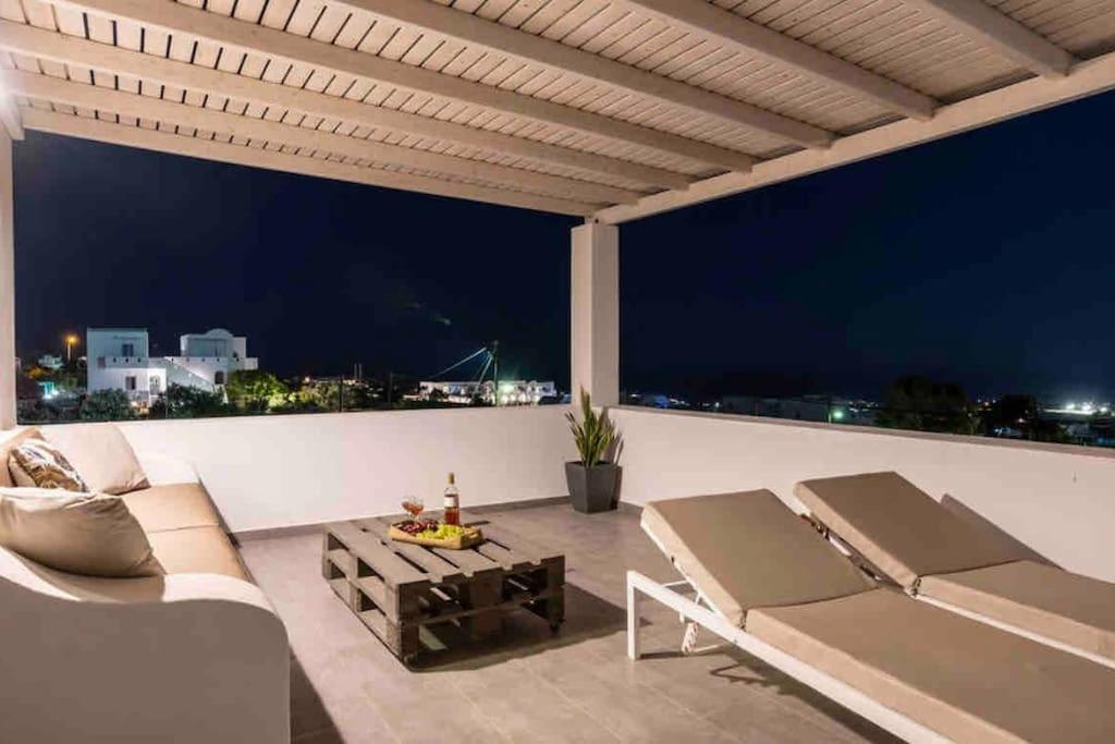In The Heart Of Fira & Free Pool - Nychteri Suite Kültér fotó
