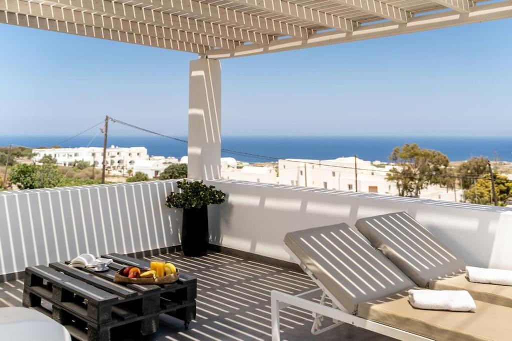 In The Heart Of Fira & Free Pool - Nychteri Suite Kültér fotó