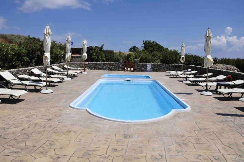 In The Heart Of Fira & Free Pool - Nychteri Suite Kültér fotó