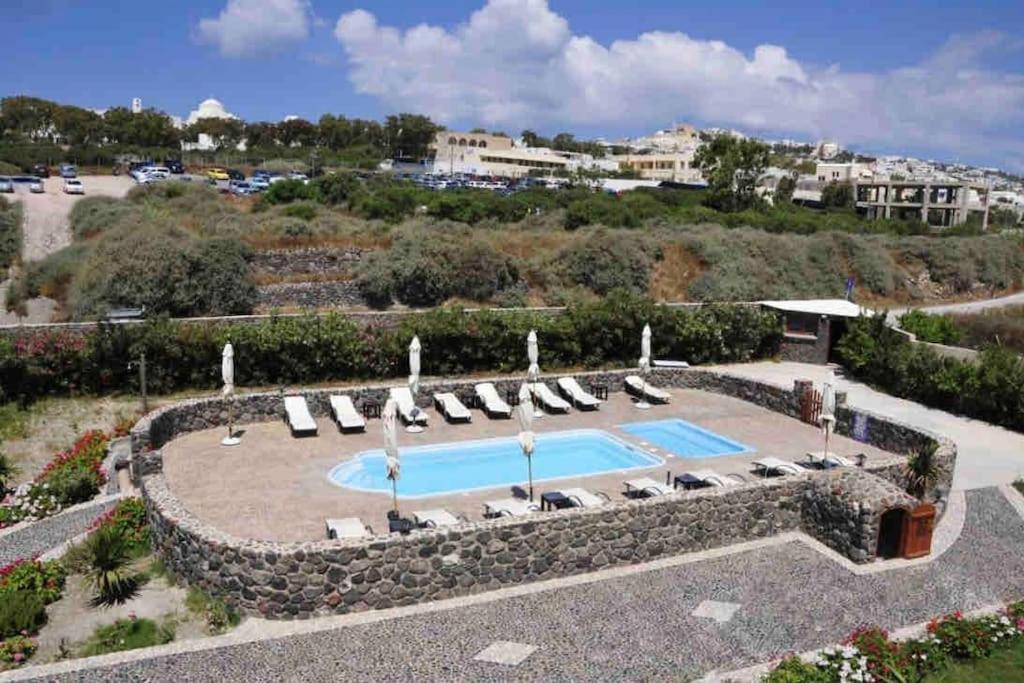 In The Heart Of Fira & Free Pool - Nychteri Suite Kültér fotó